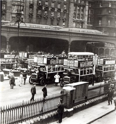 1920年代のビクトリア駅 作： English Photographer